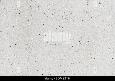 Sfondo bianco in pietra terrazzo con piccoli dettagli di ciottoli Foto Stock