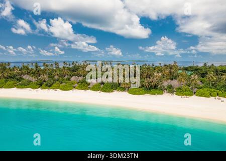 Spiaggia mozzafiato dell'isola aerea delle Maldive, palme, splendida baia blu dell'oceano, nuvole di cielo, paradiso mozzafiato, carta da parati turchesi Foto Stock