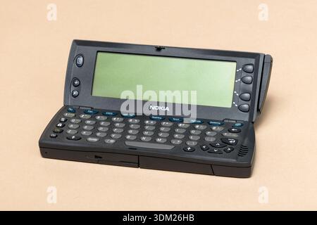 Pavia, Lombardia, Italia - 2 novembre 2024: Telefono cellulare Nokia 9210 Communicator, 2001 presso Ctrl+Alt Museum. Utilizzava un processore ARM ed era in grado di farlo Foto Stock