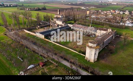Veduta aerea di Corte Castiglione, storica tenuta in fase di restauro a Casatico, Mantova, Lombardia, Italia, luogo di nascita di Baldassarre Castigl Foto Stock