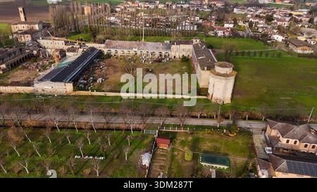 Veduta aerea di Corte Castiglione, storica tenuta in fase di ristrutturazione nella regione Lombardia, luogo di nascita di Baldassarre Castiglione Foto Stock