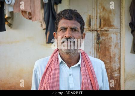 Ritratto dell'agricoltore indiano nel villaggio rurale Foto Stock
