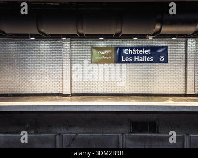 PARIGI, FRANCIA - 29 GIUGNO 2025: Panorama del Chatelet - piattaforme RER Les Halles a Parigi, Chatelet les halles è la principale stazione ferroviaria suburbana di Parigi, Foto Stock
