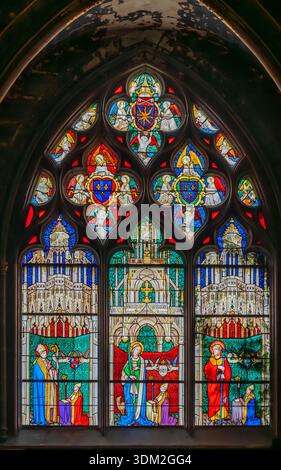 Bourges, Francia - 10 25 2025: Cattedrale di Santo Stefano. Vista dettagliata della vetrata di Saint Solange Foto Stock