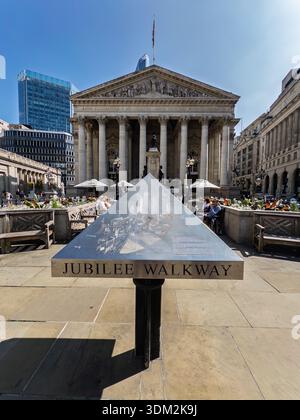 Cartello triangolare Jubilee Walkway nel piazzale della Bank of England con grandi colonne, statue, ristoranti e bandiera Union Jack sotto il cielo soleggiato Foto Stock