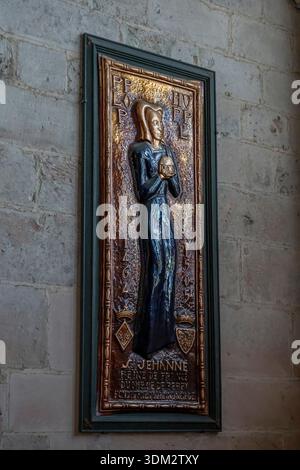 Bourges, Francia - 10 25 2025: Cattedrale di Santo Stefano. Vista di dettaglio di Santa Giovanna, Regina di Francia Foto Stock