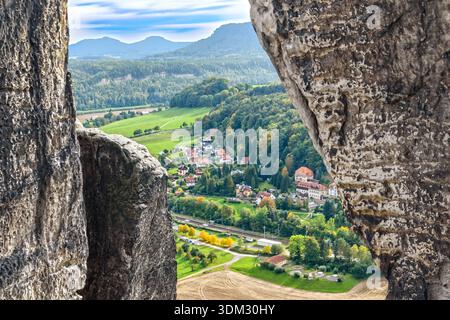 Vista dal Bastei Felsen sulla valle dell'Elba e sul Lilienstein Foto Stock