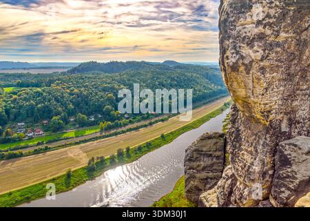 Vista dalla Bastei Felsen sulla valle dell'Elba Foto Stock