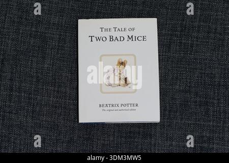 Un'immagine del libro della storia di due Bad Mice di Beatrix Potter. Foto Stock