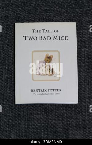 Un'immagine del libro del racconto di due Bad Mice di Beatrix Potter. Foto Stock