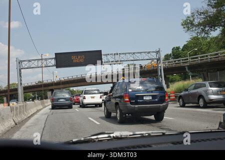 Forte congestione del traffico estivo sulla Long Island Expressway (i-495) nel Queens, New York, con auto dirette verso est verso gli Hamptons. Foto Stock