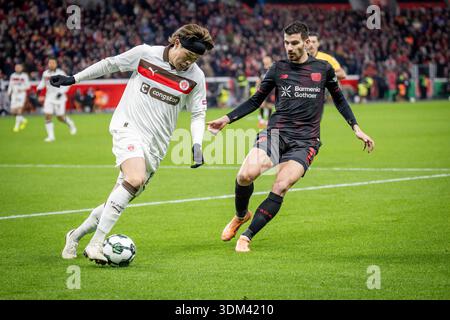 LEVERKUSEN, GERMANIA - 3 FEBBRAIO: Tomoya Ando (FC St. Pauli, 15), Martin Terrier (Bayer 04 Leverkusen, 11) durante i quarti di finale di DFB Cup Bayer 04 Leverkusen vs. FC St. Pauli alla BayArena il 3 febbraio 2026 a Leverkusen, Germania. (Foto di Axel Kohring/Beautiful Sports Int.) LE NORMATIVE DFL VIETANO QUALSIASI UTILIZZO DI FOTOGRAFIE COME SEQUENZE DI IMMAGINI E/O QUASI-VIDEO. Foto Stock