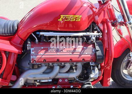 Primo piano dell'esclusiva motocicletta Boss Hoss di Birger Hansen alimentata da un motore da strada Ferrari F355 V8, rifinita con vernice rosso corsa. Foto Stock