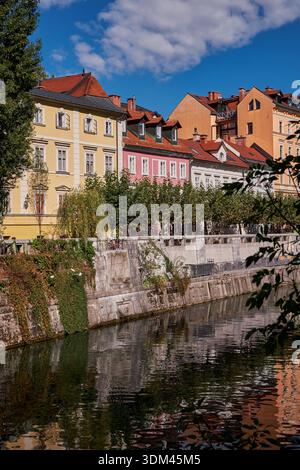 Case tradizionali colorate lungo il fiume Lubiana - Lubiana, Slovenia Foto Stock