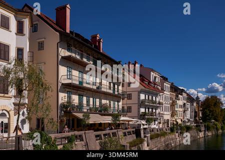 Case tradizionali colorate lungo il fiume Lubiana - Lubiana, Slovenia Foto Stock