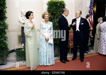 Anne-Aymone Giscard d'Estaing, la First Lady statunitense Betty Ford, il presidente francese Valery Giscard d'Estaing e il presidente statunitense Gerald R. Ford hanno parlato alla chiusura della linea di ricevimento alla cena di stato della Casa Bianca, Washington, D.C., USA, Gerald R. Ford White House Photographs, 17 maggio 1976 Foto Stock