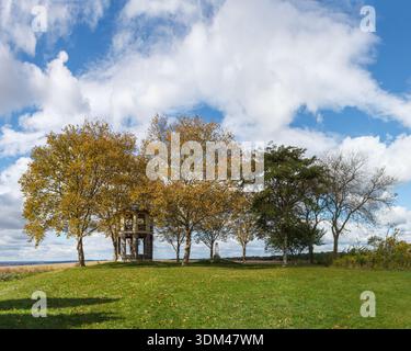 Indian Tower a Nazareth, Pennsylvania. Un tranquillo parco autunnale caratterizzato da un piccolo padiglione in pietra circondato da alberi d'oro e arancio su un ginocchio Foto Stock