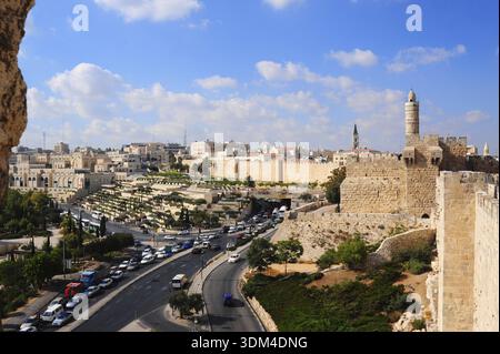 Vista dalla cima delle antiche mura che circondano la città vecchia di Gerusalemme Foto Stock