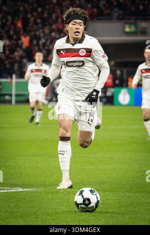 LEVERKUSEN, GERMANIA - 3 FEBBRAIO: Tomoya Ando (FC St. Pauli, 15) durante i quarti di finale di DFB Cup Bayer 04 Leverkusen vs. FC St. Pauli alla BayArena il 3 febbraio 2026 a Leverkusen, Germania. (Foto di Axel Kohring/Beautiful Sports Int.) LE NORMATIVE DFL VIETANO QUALSIASI UTILIZZO DI FOTOGRAFIE COME SEQUENZE DI IMMAGINI E/O QUASI-VIDEO. Foto Stock