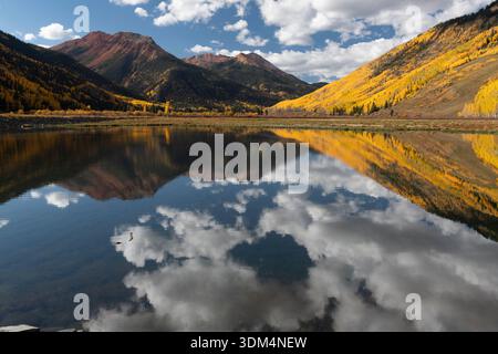 Riflesso di montagna sul lago cristallino lungo l'autostrada da un milione di dollari Foto Stock