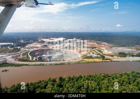 Vista aerea di una miniera d'oro a cielo aperto in Sud America Foto Stock