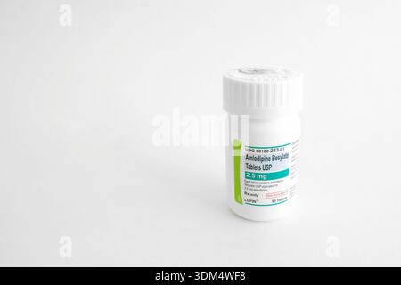 Flacone di Lupin Pharmaceuticals Amlodipine Besylate 2,5 mg compresse, un bloccante generico dei canali del calcio usato per trattare l'ipertensione (pressione alta) Foto Stock