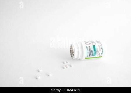 Flacone di Lupin Pharmaceuticals Amlodipine Besylate 2,5 mg compresse, un bloccante generico dei canali del calcio usato per trattare l'ipertensione (pressione alta) Foto Stock