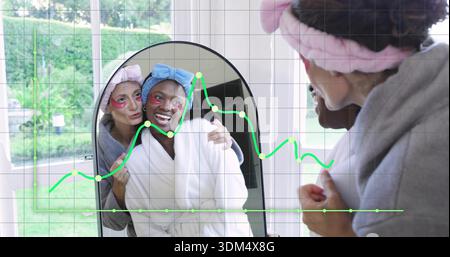 Donne sorridenti che si appoggiano al lavandino, mostrano specchio ad arco, accappatoi, asciugamani, toppe, grafico verde Foto Stock