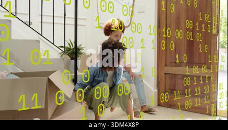 Due donne sedute indossano una giacca di denim che disimballano le scatole mobili sui gradini d'ingresso, con sovrapposizione binaria Foto Stock