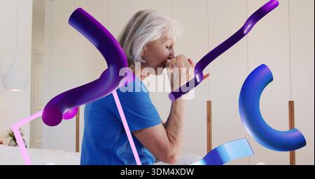Sorseggia una donna anziana che indossa una camicia blu che regge la tazza sul letto in camera da letto, con nastri in 3D viola-blu Foto Stock