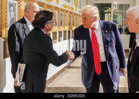 Washington, United States. 04th Feb, 2026. Colombian President Gustavo Petro (L) shakes hands with his counterpart, US President Donald Trump, at the White House in Washington, DC on Tuesday, February 3, 2026. Photo by Colombian Presidential Press Office/UPI Credit: UPI/Alamy Live News Foto Stock