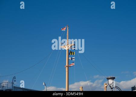 Primo piano dell'imbuto e dell'albero di Hikawa Maru con le bandiere internazionali di segnale marittimo, Yokohama Foto Stock