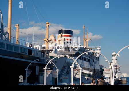 Vista Stern della nave del Museo Hikawa Maru ormeggiata sul lungomare del Parco Yamashita Foto Stock