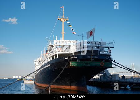 Dettagli dello storico Ocean Liner Hikawa Maru con il suo iconico imbuto a righe rosse a Yokohama Foto Stock
