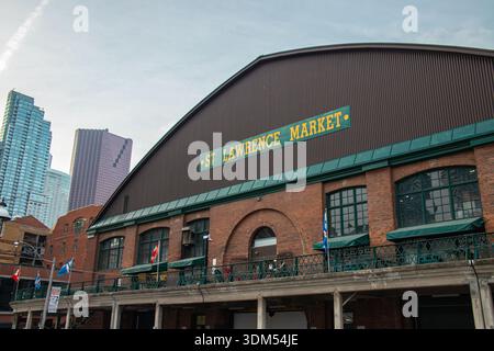 Vista esterna dell'iconico mercato di St. Lawrence nel centro di Toronto, con la sua architettura in mattoni e la segnaletica verde. Foto Stock