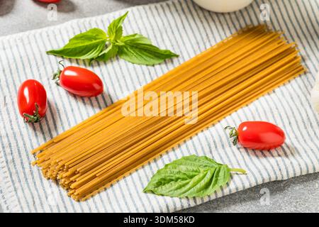 Pasta di spaghetti integrale biologica asciutta pronta per la cottura Foto Stock