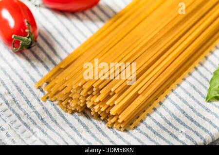 Pasta di spaghetti integrale biologica asciutta pronta per la cottura Foto Stock