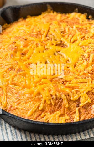 Pane di mais dolce e salato in una padella di ghisa Foto Stock