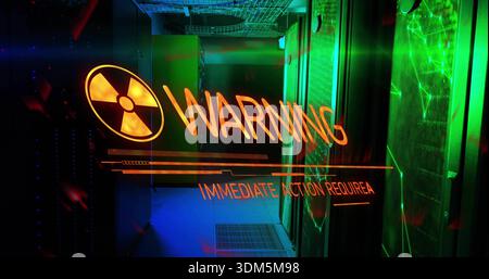 Proiezione di una sovrapposizione di avvertenza olografica arancione lungo la corsia oscura dei rack server, con il simbolo di un traliccio Foto Stock