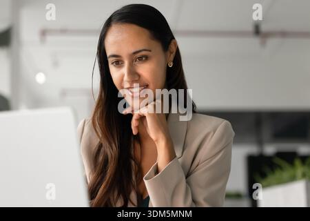 Primo piano, attraente donna professionale che lavora con un notebook Foto Stock