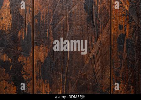 Superficie in legno marrone vintage con residui di vernice nera, ideale per menu di ristoranti o mockup di prodotti Foto Stock