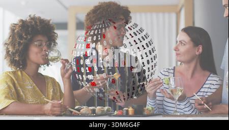 Mangiando sushi, gruppo con donna in cima gialla con bacchette sorseggiando vino al tavolo sovrapposizione binaria Foto Stock