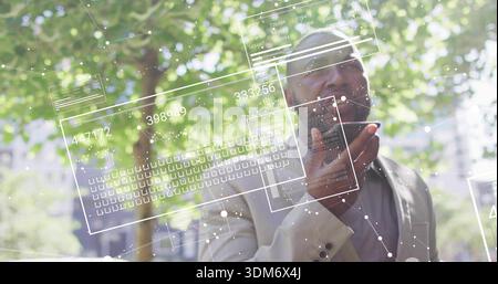 Uomo parlante che indossa una giacca leggera e una camicia, tiene in mano il telefono che mostra le sovrapposizioni della realtà aumentata al parco, spazio fotocopie Foto Stock