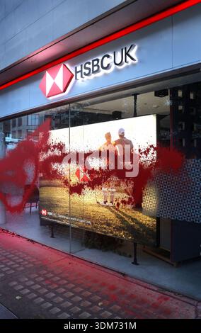 December 13, 2025, London, United Kingdom: Activists from People Against Genocide leave a window display sprayed with red paint in a HSBC bank branch after an overnight action. Autonomous pro-Palestinian activists target HSBC bank branches around the UK repeatedly. They accuse HSBC of being a large investor of Israeli arms company Elbit Systems. Elbit Systems produces weapons for the Israeli military used against Palestinians in Gaza and their weapons are produced in factories across the UK. They demand Elbit Systems closes their six remaining UK facilities and threaten companies working with Foto Stock