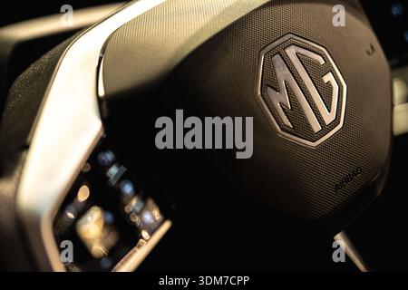 Bucarest, Romania - 6 ottobre 2024 - primo piano editoriale illustrativo del logo del produttore di auto MG su un volante, durante una mostra di auto in Foto Stock