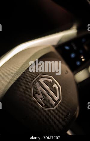 Bucarest, Romania - 6 ottobre 2024 - primo piano editoriale illustrativo del logo del produttore di auto MG su un volante, durante una mostra di auto in Foto Stock
