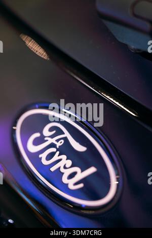 Bucarest, Romania - 6 ottobre 2024 - primo piano editoriale illustrativo del logo del produttore di auto Ford su un'auto, durante una mostra di auto a Bucarest Foto Stock