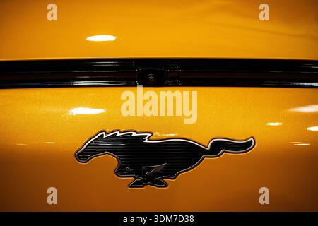 Bucarest, Romania - 6 ottobre 2024 - primo piano editoriale illustrativo del logo della casa automobilistica Ford Mustang su un'auto, durante una mostra automobilistica a B. Foto Stock
