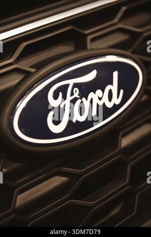 Bucarest, Romania - 6 ottobre 2024 - primo piano editoriale illustrativo del logo del produttore di auto Ford su un'auto, durante una mostra di auto a Bucarest Foto Stock