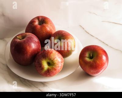 Mele rosse fresche isolate su fondo bianco, concetto di frutta naturale, cibo sano, composizione minima. Foto Stock